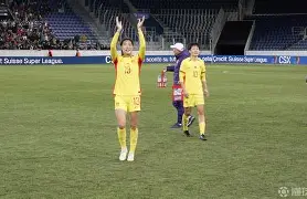 移动端游戏-拉脱维亚女足球员在比赛中展现出色技术，备战国际比赛(拉脱维亚足球队)