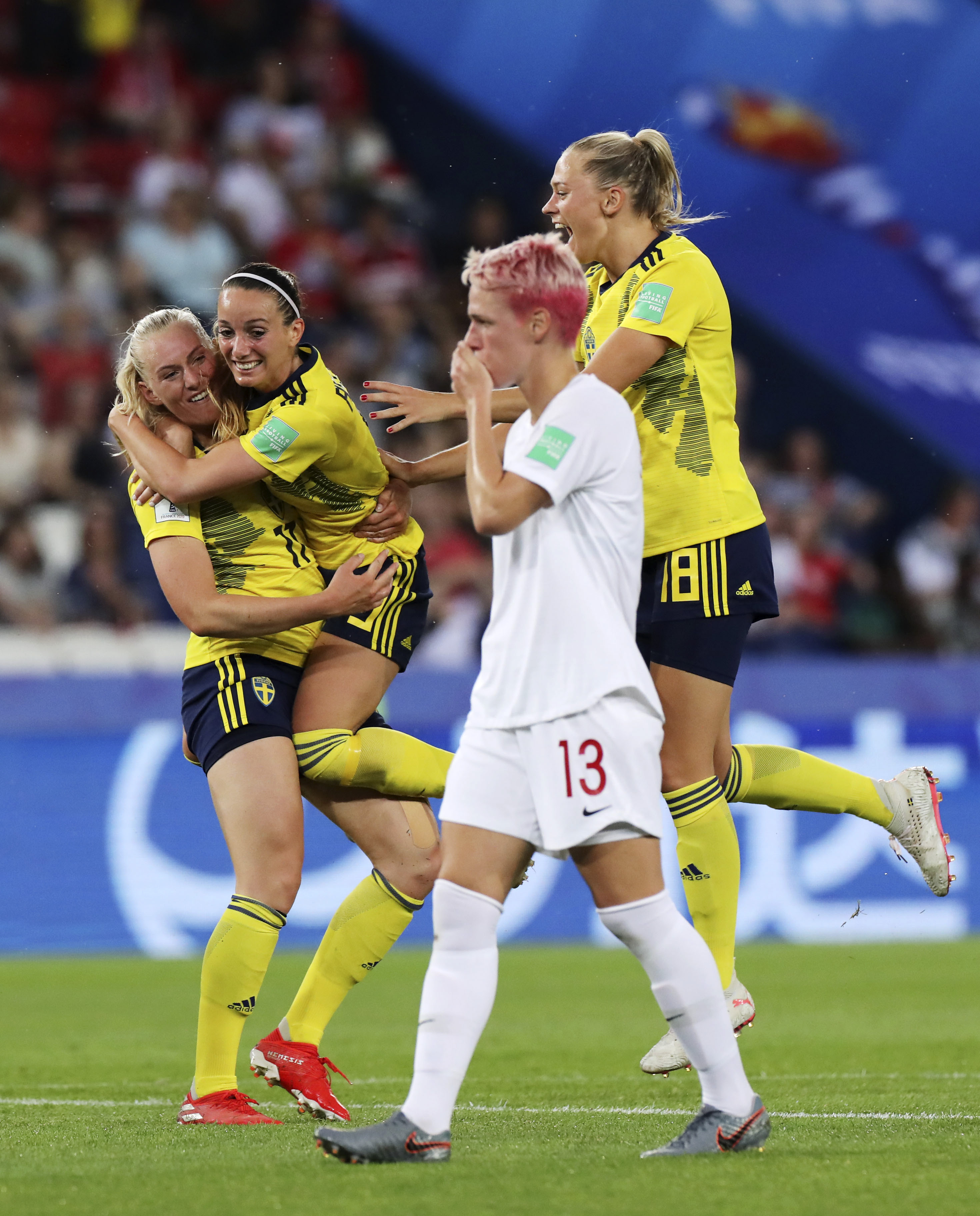 加拿大女足赢得关键比赛，晋级下一轮(加拿大女足赢得关键比赛,晋级下一轮比赛)