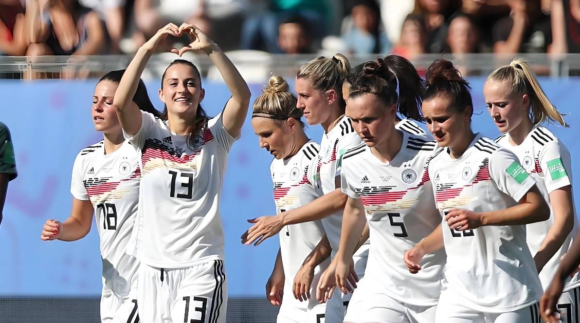 德国女足队员在国际赛事中击败对手晋级