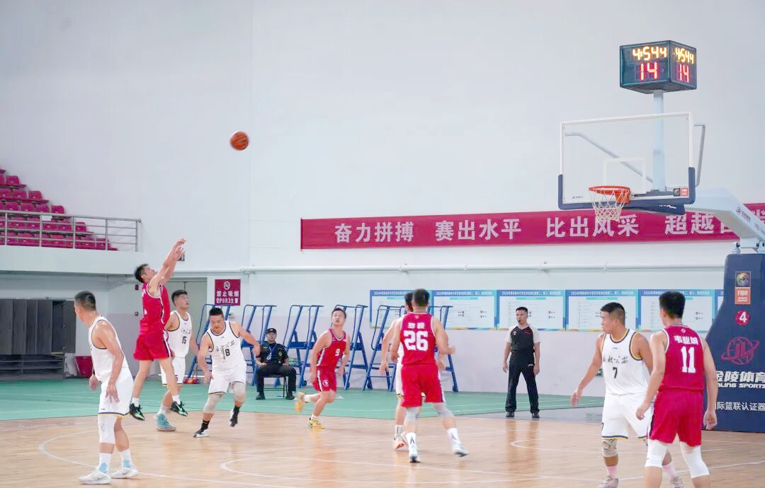 篮球比赛精彩纷呈，体育场内掀起热潮(篮球比赛现场)